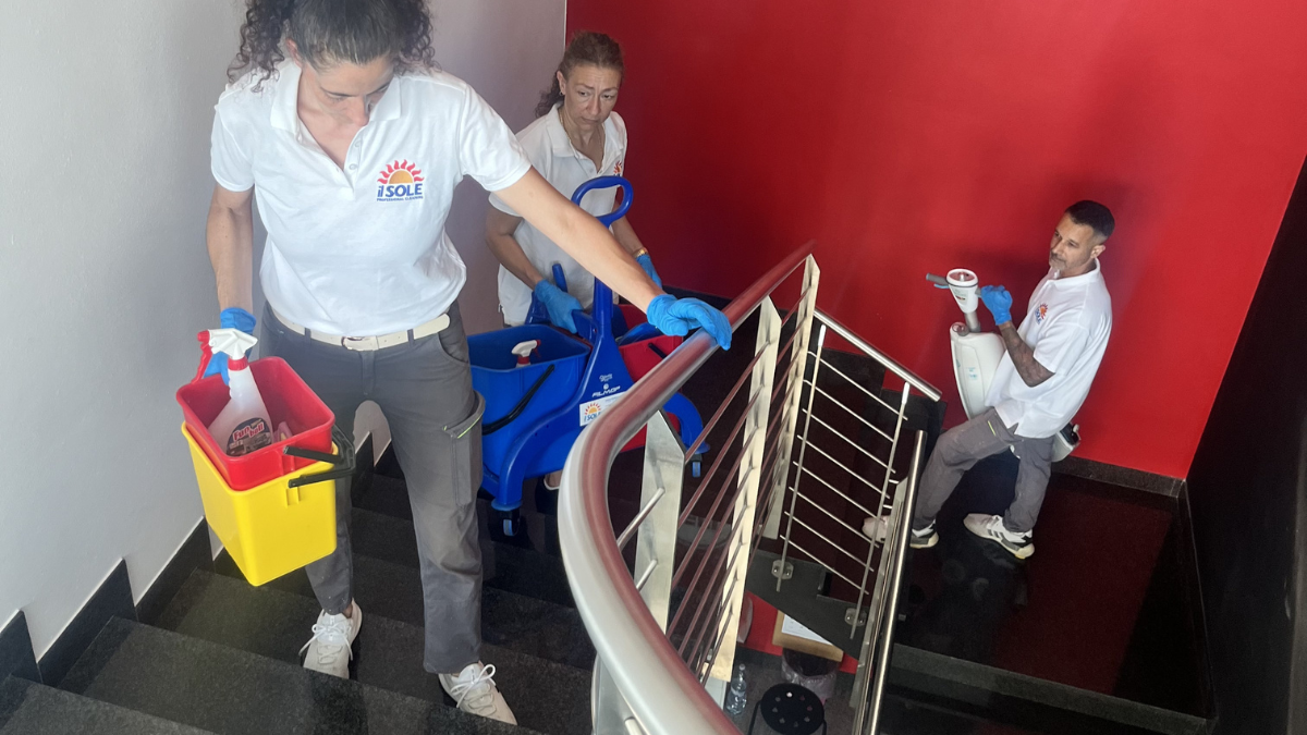Squadra al lavoro Impresa di pulizie Il Sole per intervento di fondo per aziende a Padova