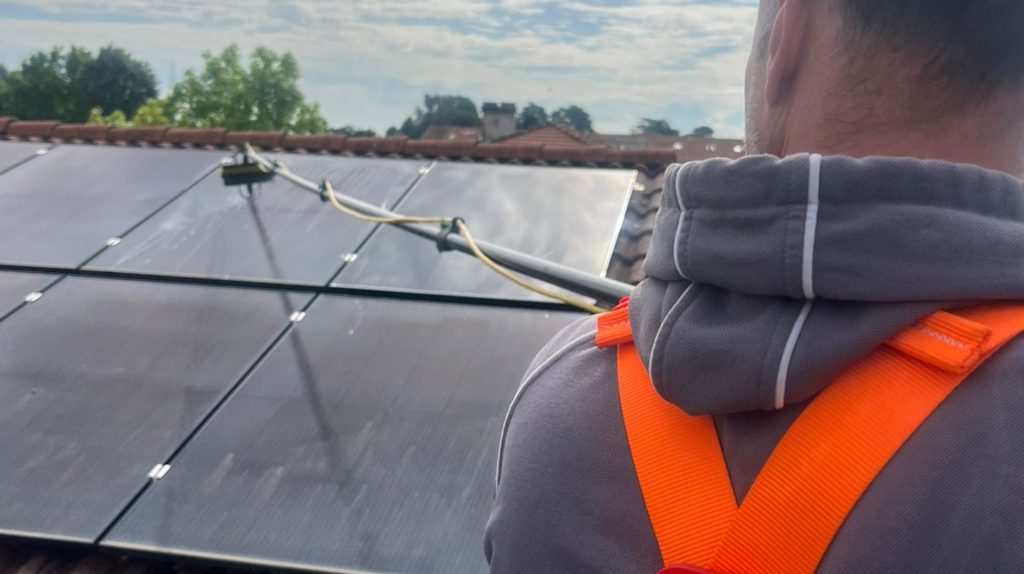 Come funziona un intervento professionale di pulizia pannelli fotovoltaici padova il sole