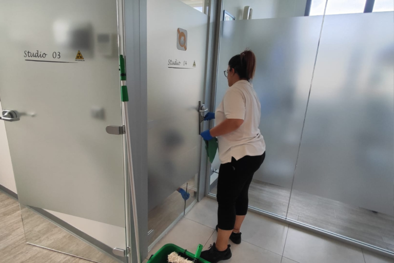 Pulizia di fondo di uno studio dentistico a Padova con pareti divisorie in vetro