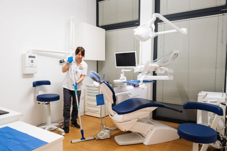 Pulizia di fondo in uno studio dentistico a Padova