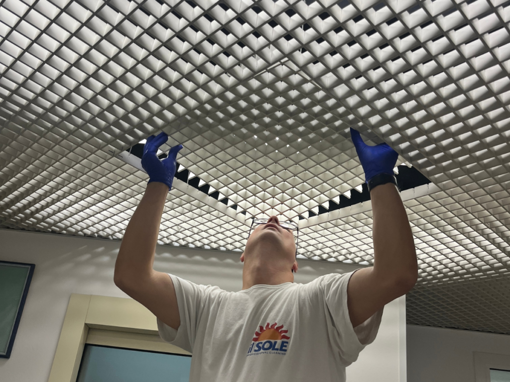 pulizia approfondita delle grate del controsoffitto in uno studio dentistico a Padova