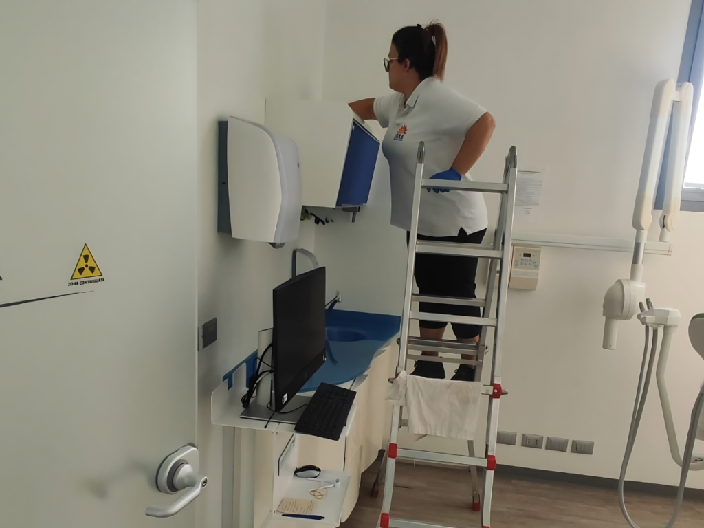 Igienizzazione del mobilio e della sala strumenti in studio dentistico a Padova