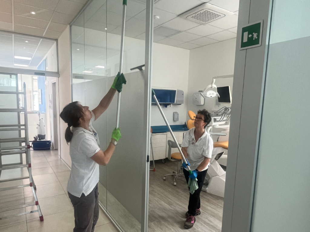 Pulizia pareti divisorie in vetro in studio dentistico a Monselice Padova