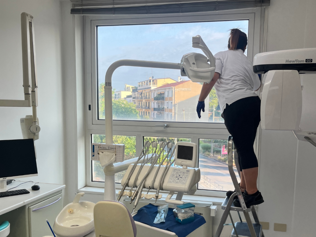 pulizia approfondita dei serramenti in uno studio dentistico a Padova