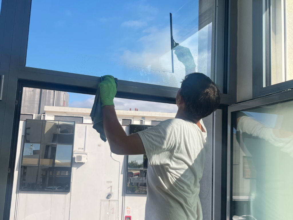 pulizia vetri interni ed esterni in studio dentistico a Padova