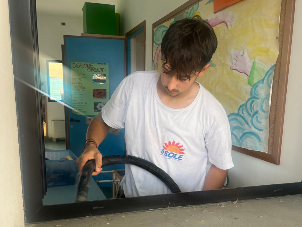 Pulizia dei serramenti e dei vetri interni ed esterni in una scuola materna ad Albignasego