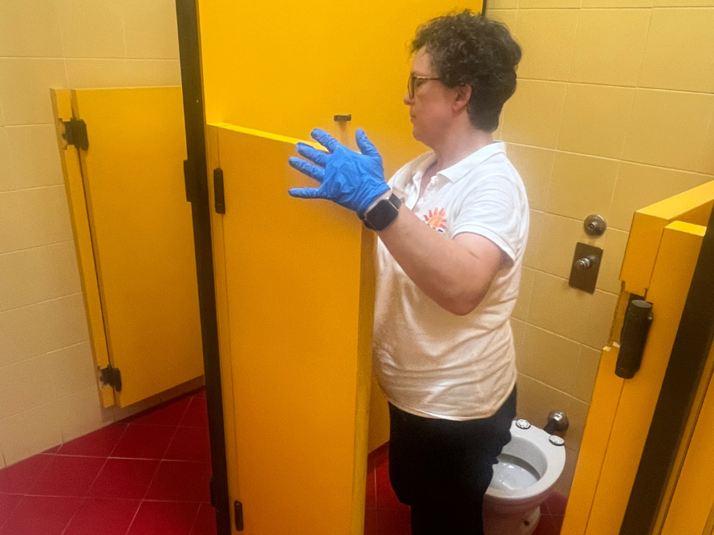 Sanificazione dei bagni in una scuola materna ad Albignasego