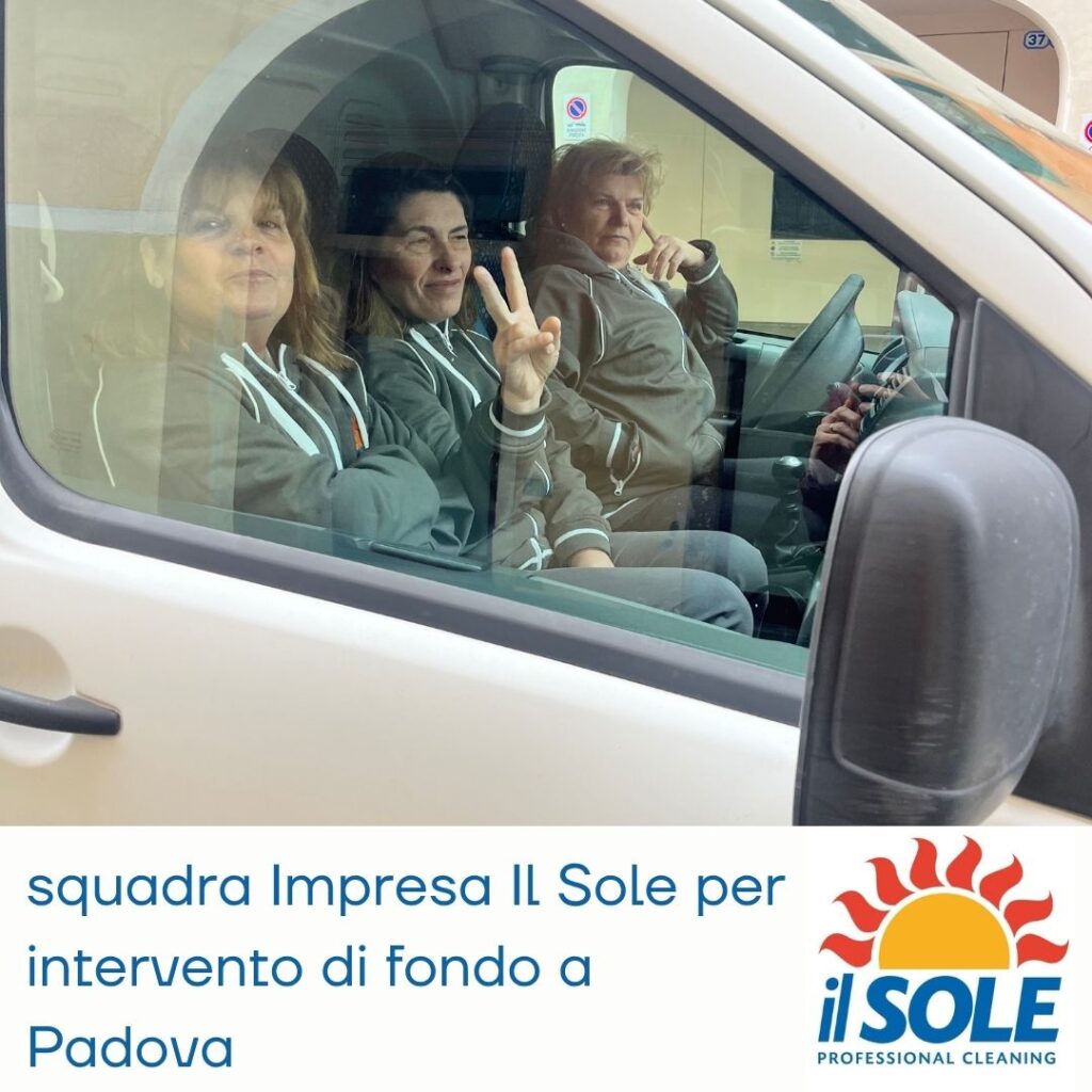 team al lavoro Impresa di pulizie Il Sole per pulizia di fondo a Padova